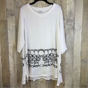 Match Point White 100 % Linen Size Small Top with 3/4 Sleeves Black Prin…